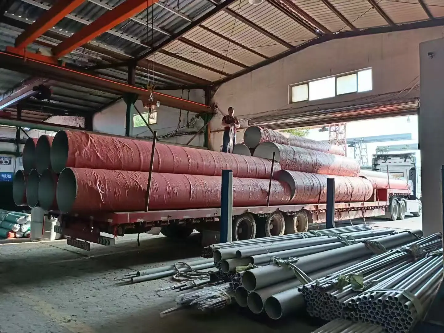 Stainless steel pipes for building structures: stable support, rust-proof and earthquake-resistant