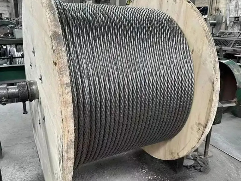 What causes the wire rope to stretch
